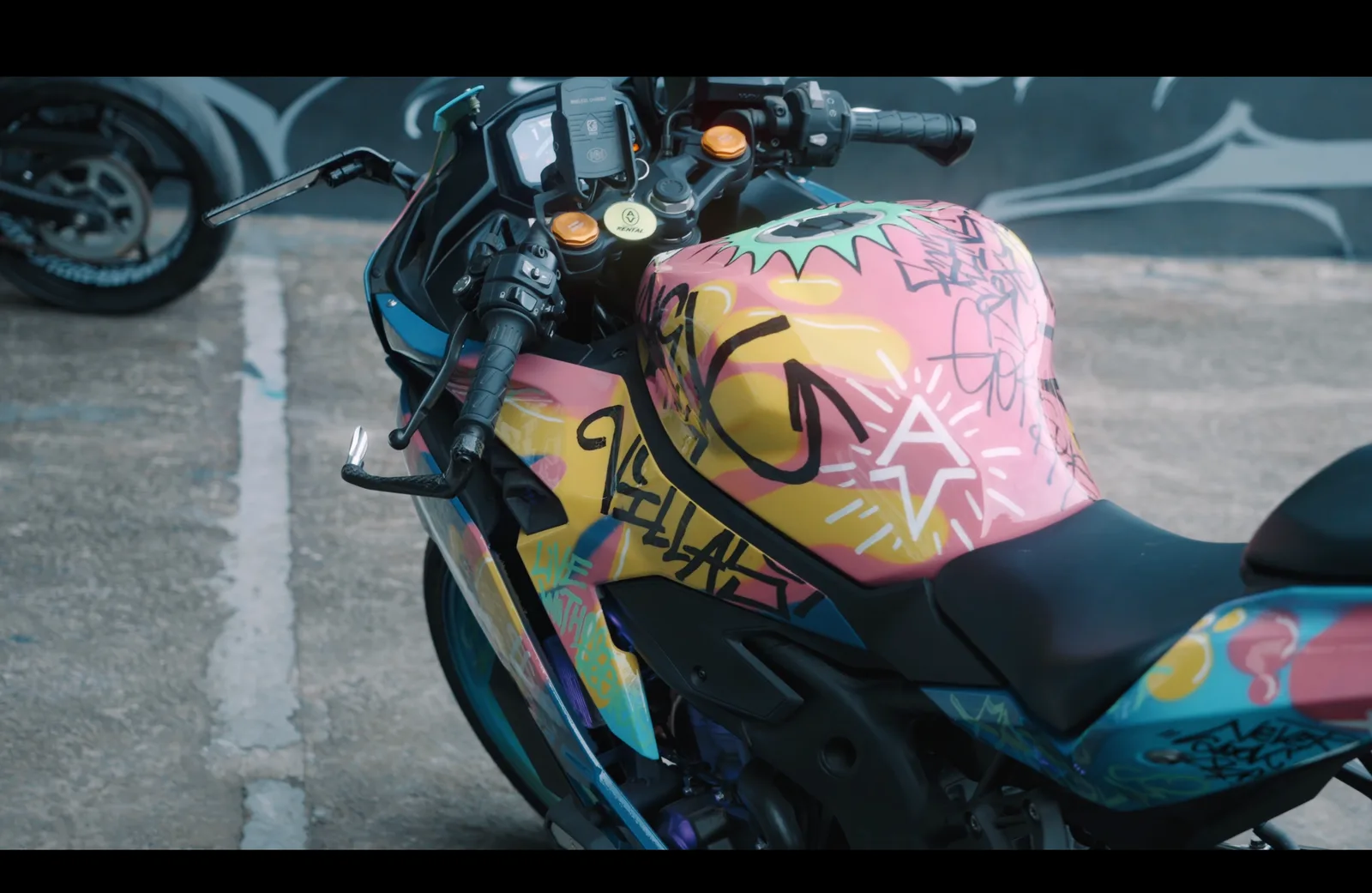 Street Art — аренда мотоцикла Kawasaki ZX-25R 250cc на Бали, фото 2