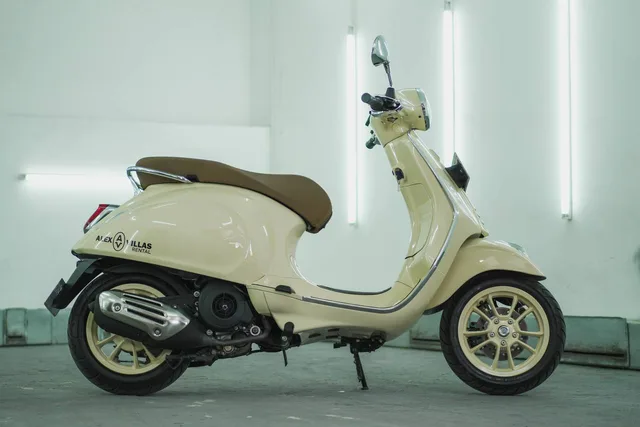 Beige Vespa 150cc scooter rental in Bali