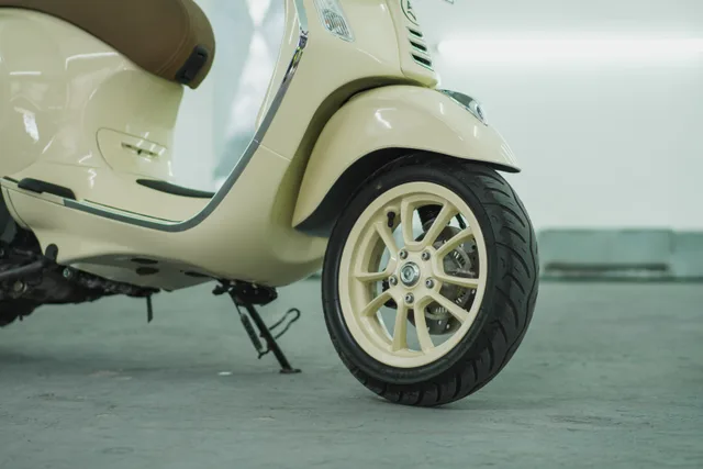 Beige Vespa 150cc scooter rental in Bali, photo 4