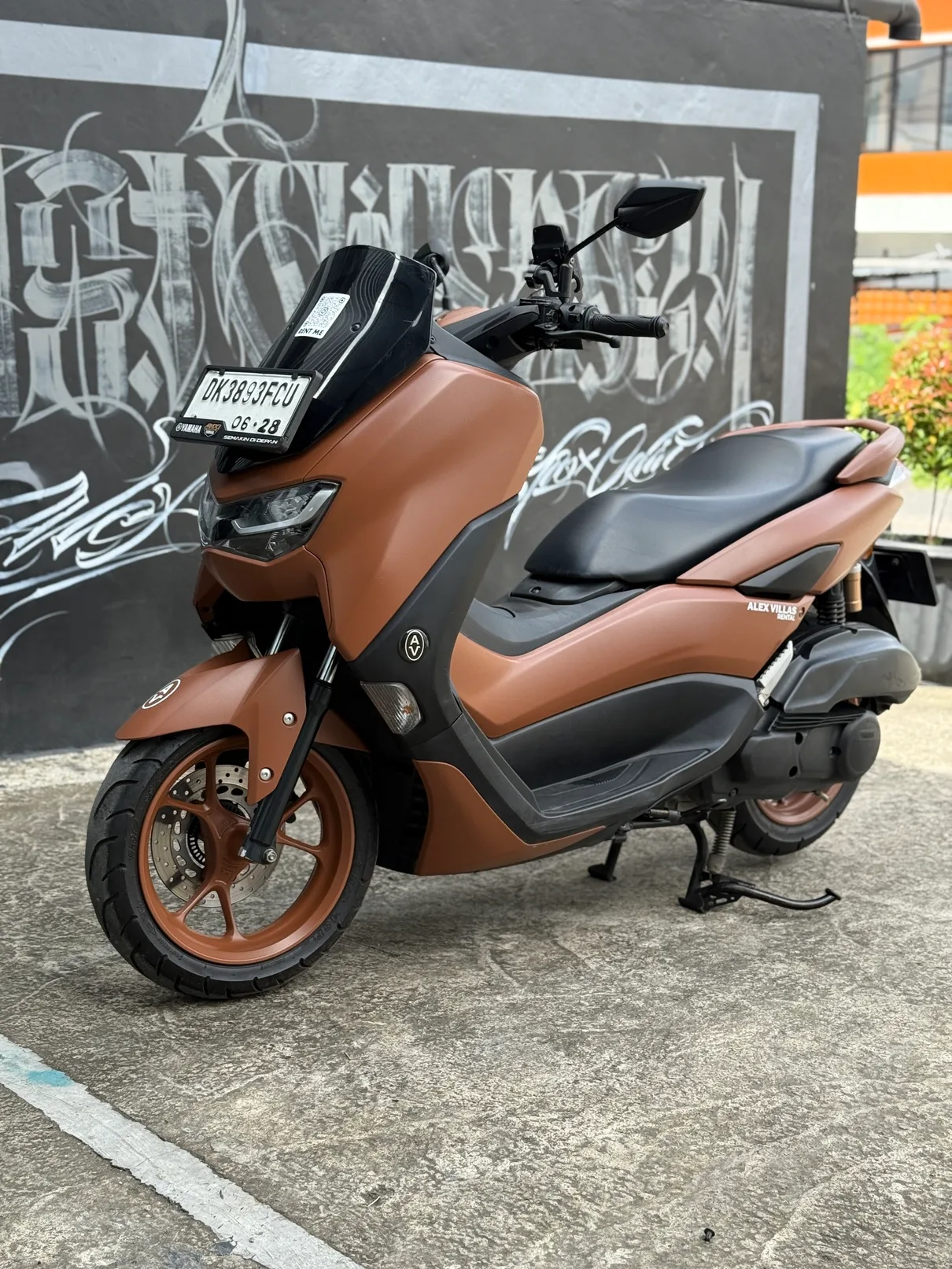 Коричневый скутер Yamaha NMAX 155cc в аренду на Бали