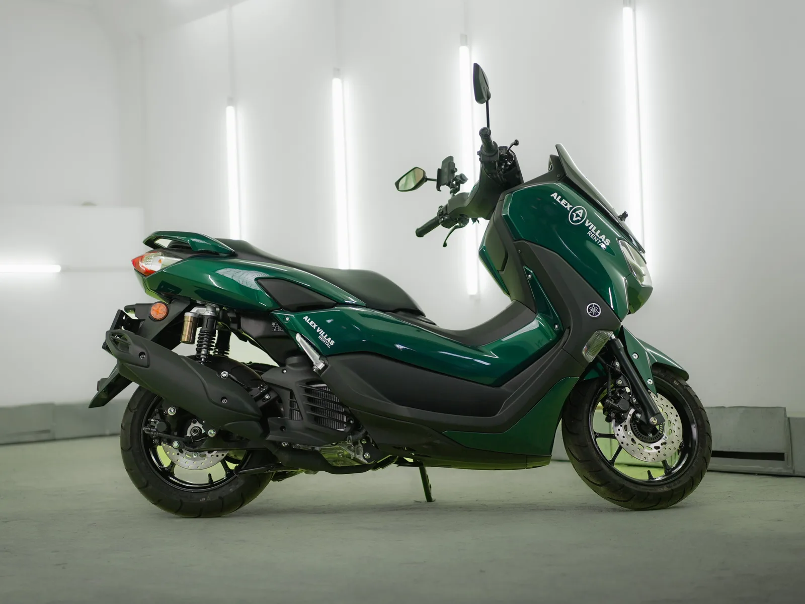 Тёмно-зелёный скутер Yamaha NMAX 155cc в аренду на Бали