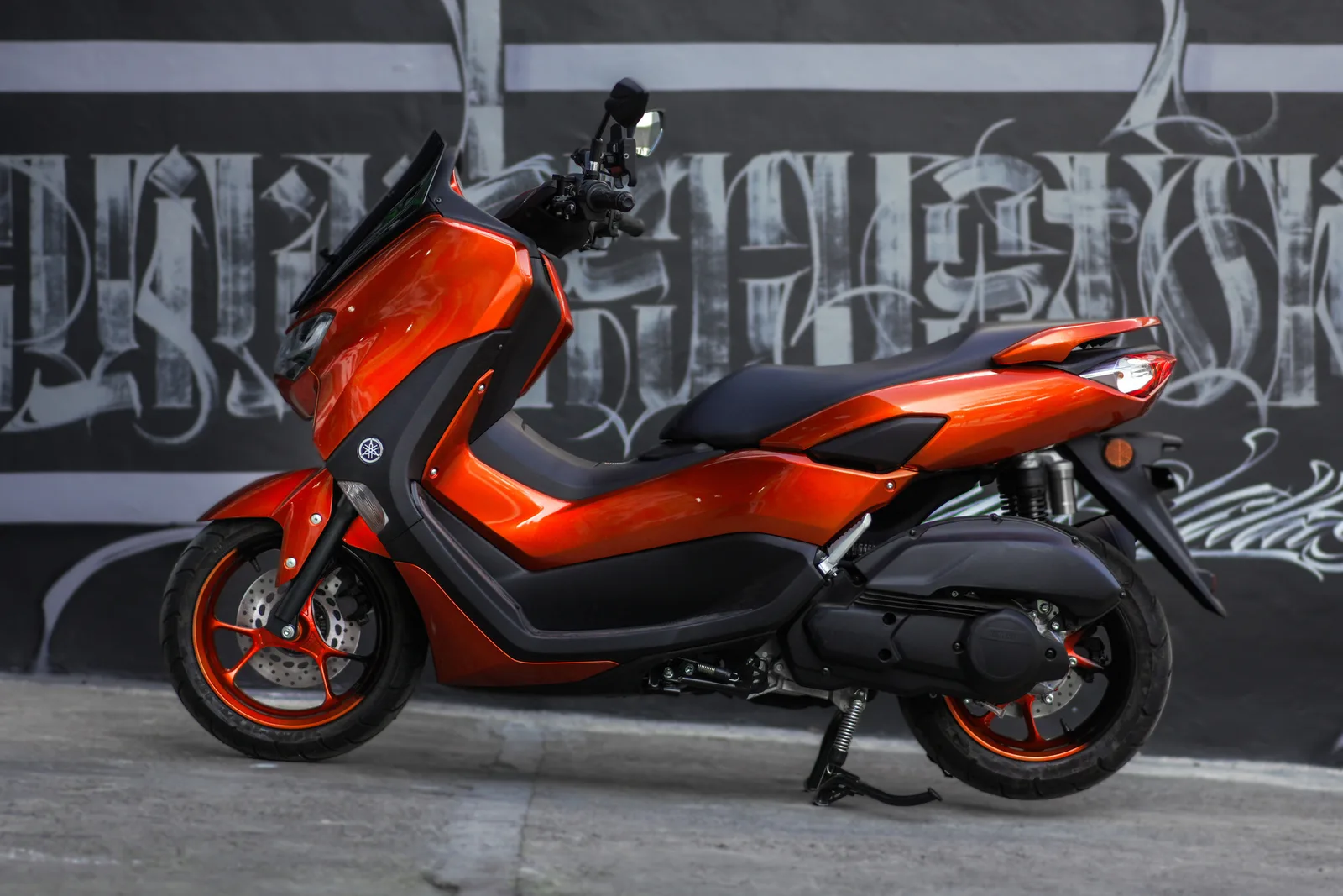Оранжевый кэнди скутер Yamaha NMAX 155cc в аренду на Бали