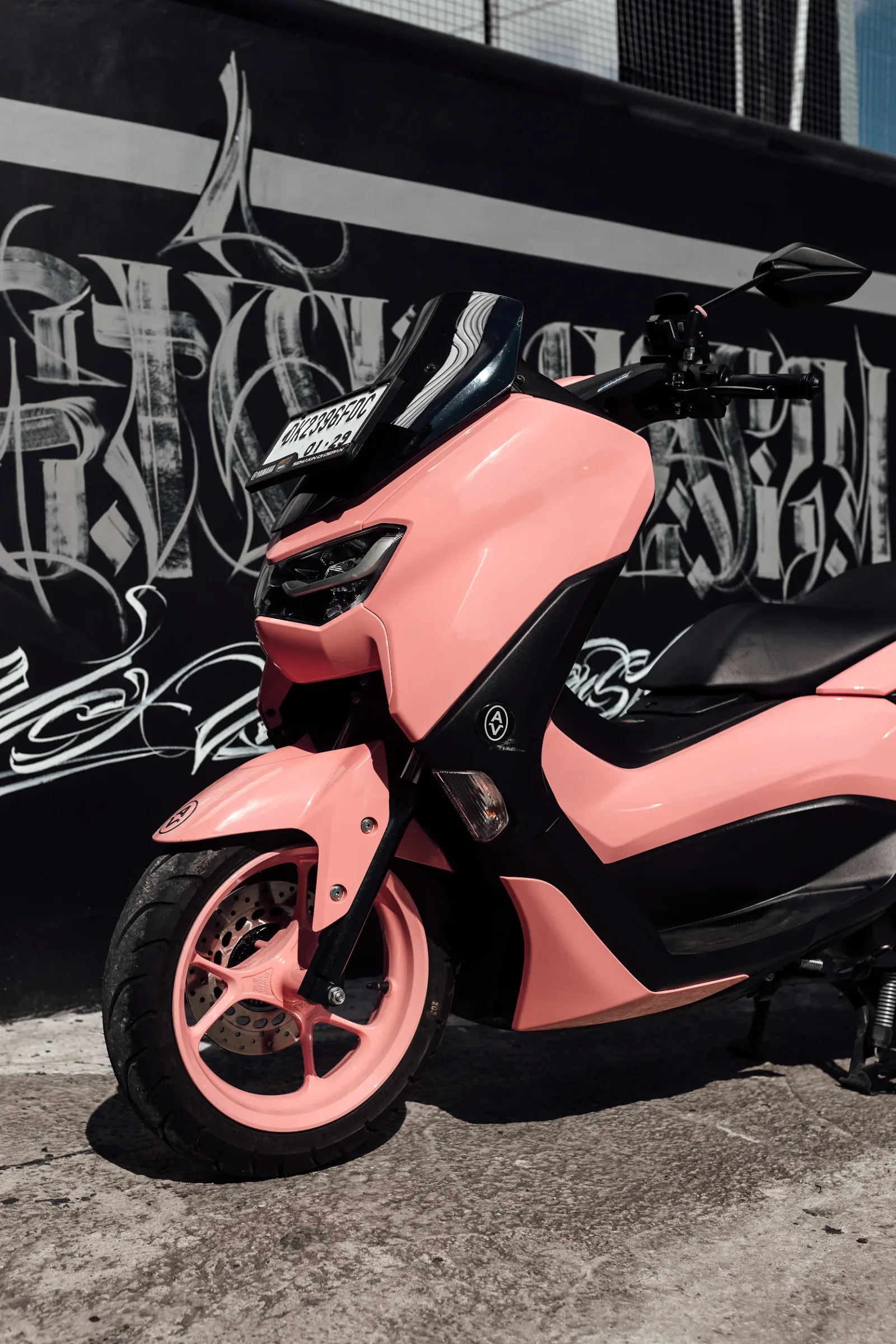 Розовый скутер Yamaha NMAX 155cc в аренду на Бали