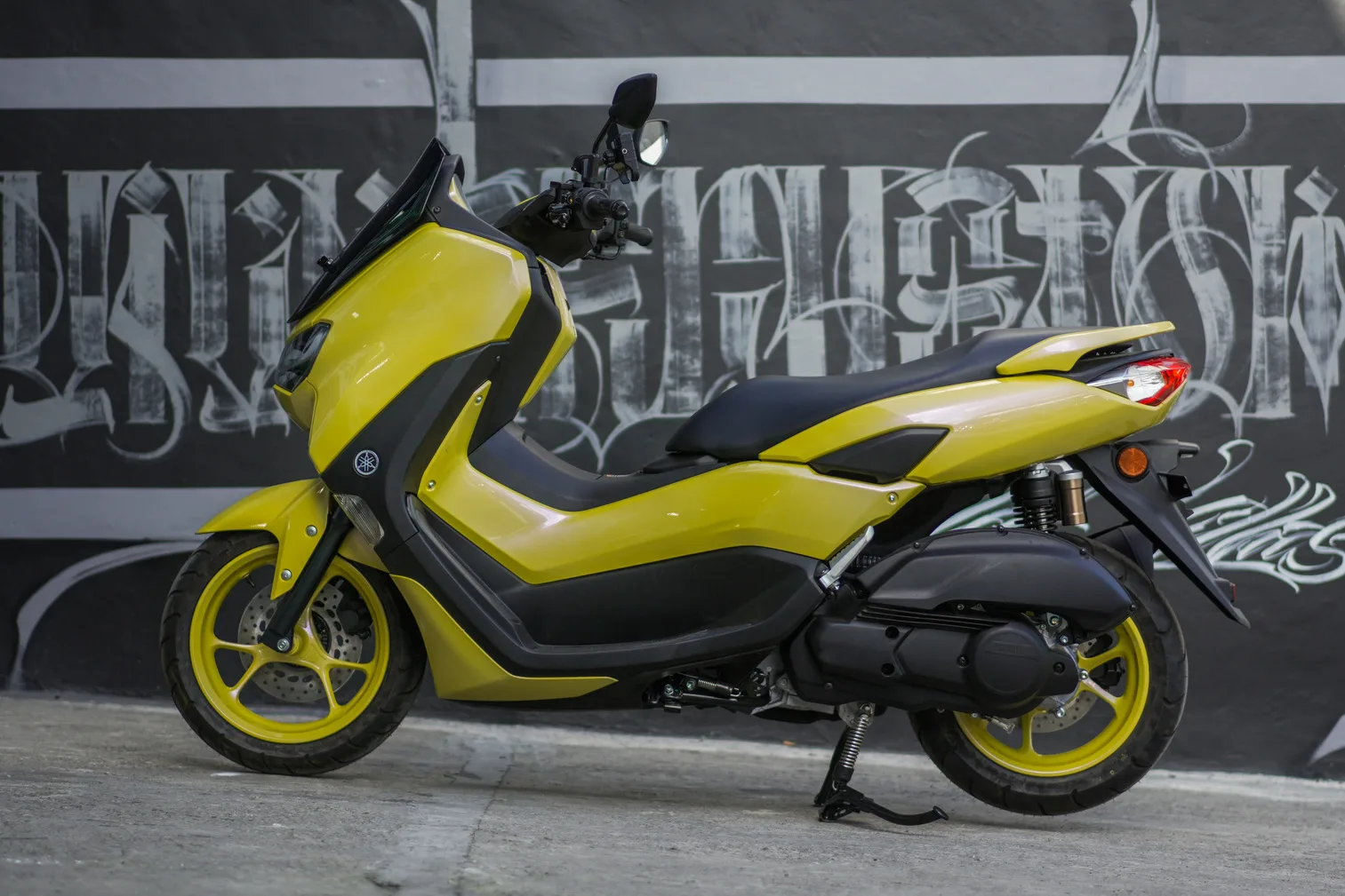 Жёлтый скутер Yamaha NMAX 155cc в аренду на Бали