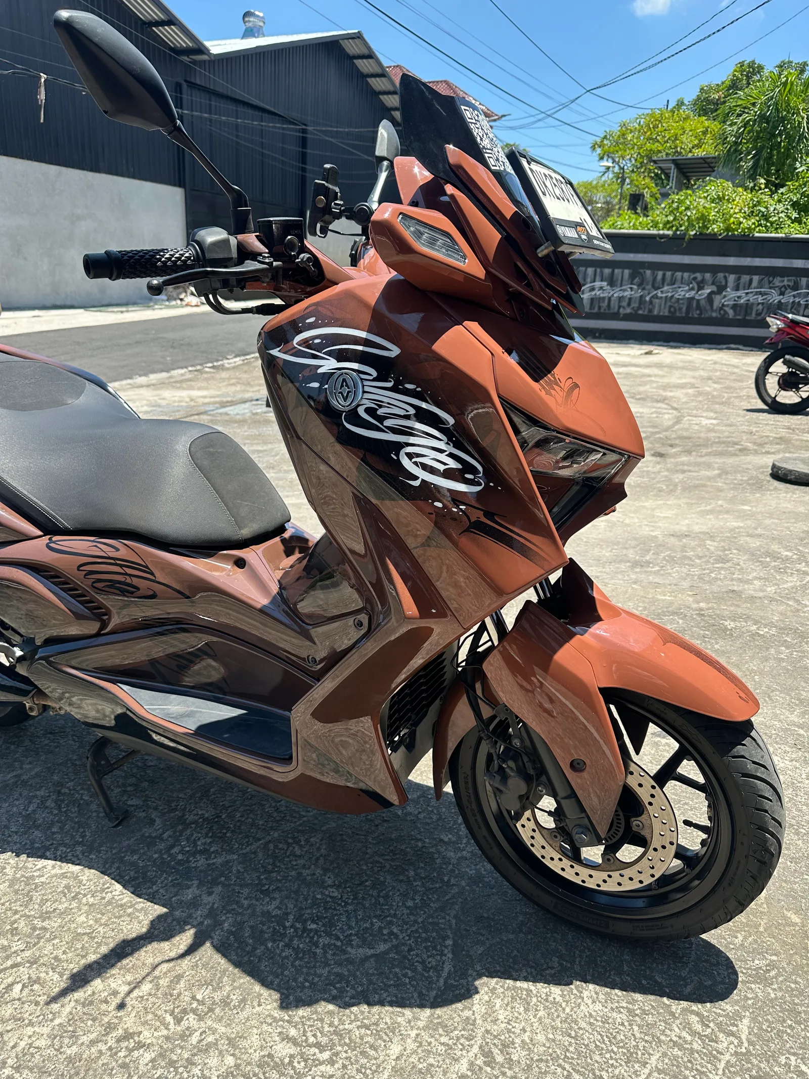 Chocolate — аренда скутера Yamaha XMAX Limited 250cc на Бали, фото 2