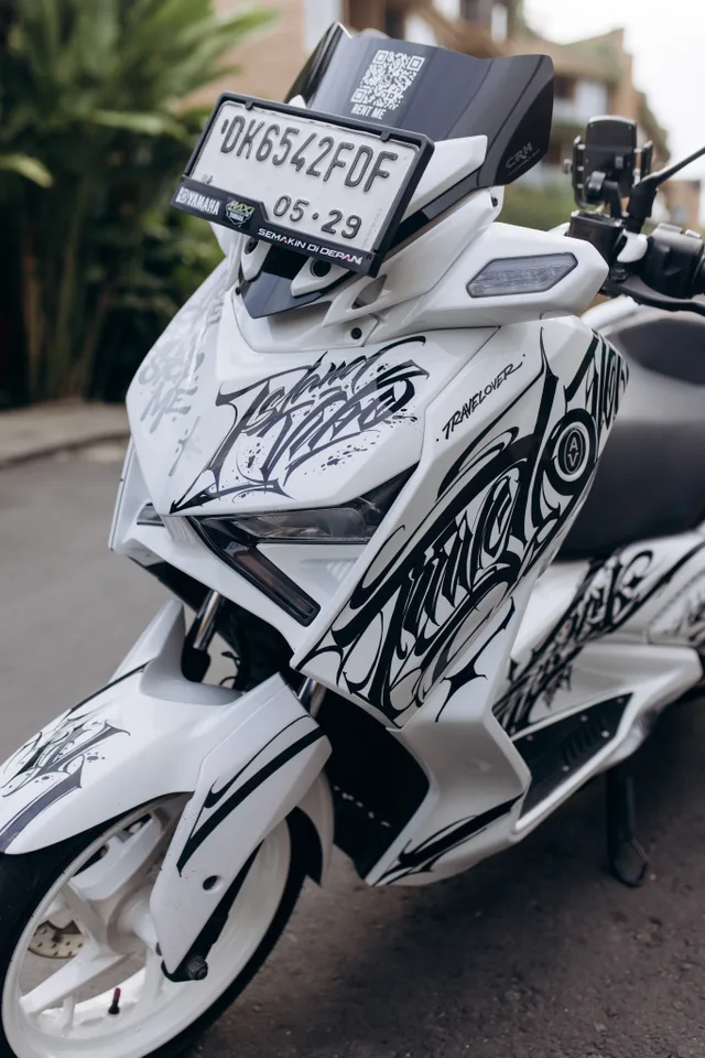 White Yamaha XMAX Limited 250cc scooter rental in Bali, photo 4