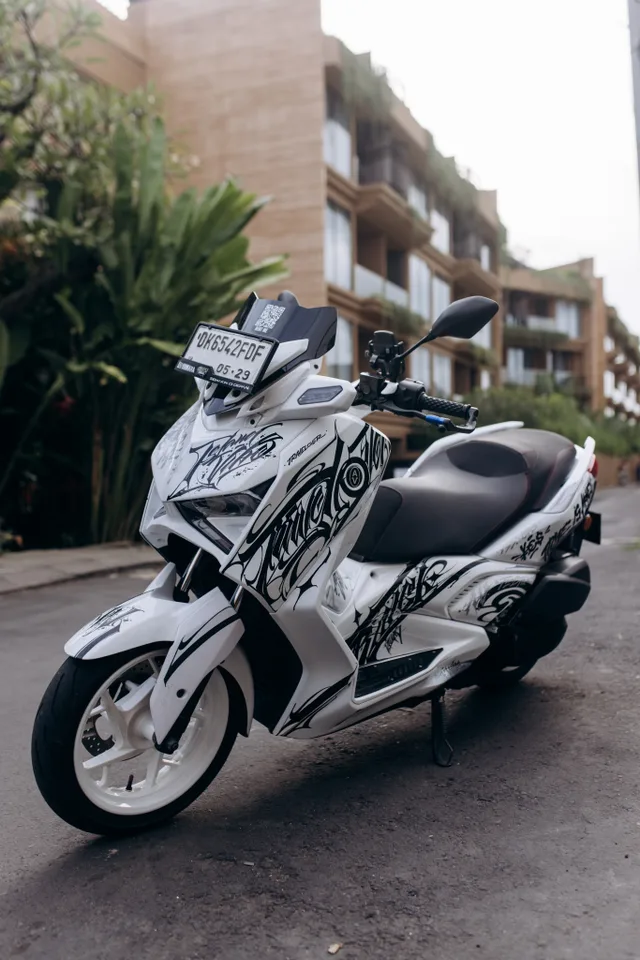 White Yamaha XMAX Limited 250cc scooter rental in Bali, photo 6