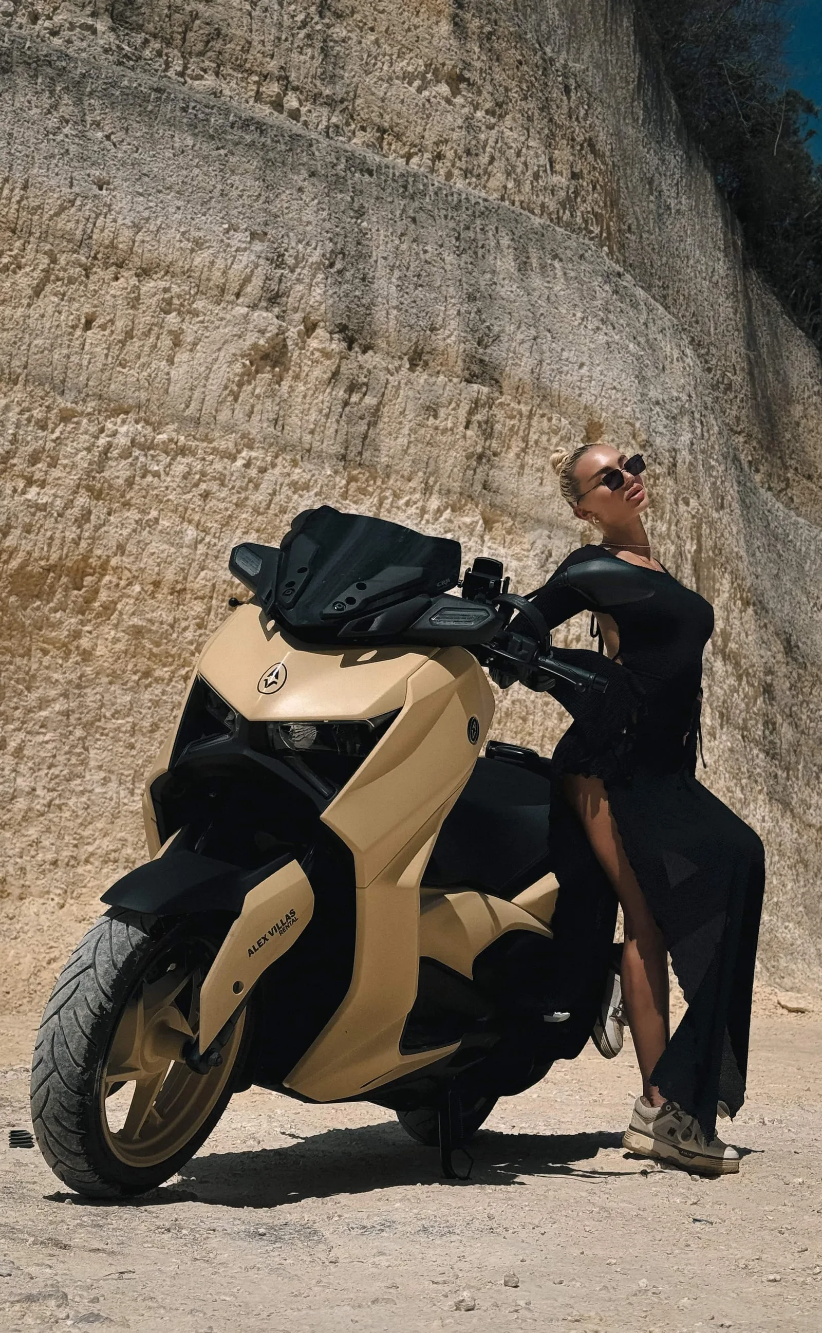 Бежевый скутер Yamaha XMAX 250cc в аренду на Бали