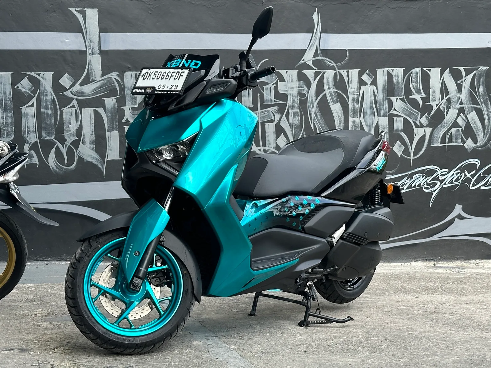Светло-синий кэнди скутер Yamaha XMAX 250cc в аренду на Бали
