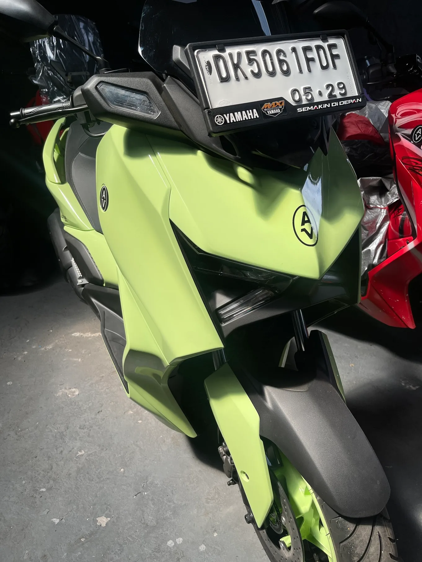 Зелёный скутер Yamaha XMAX 250cc в аренду на Бали