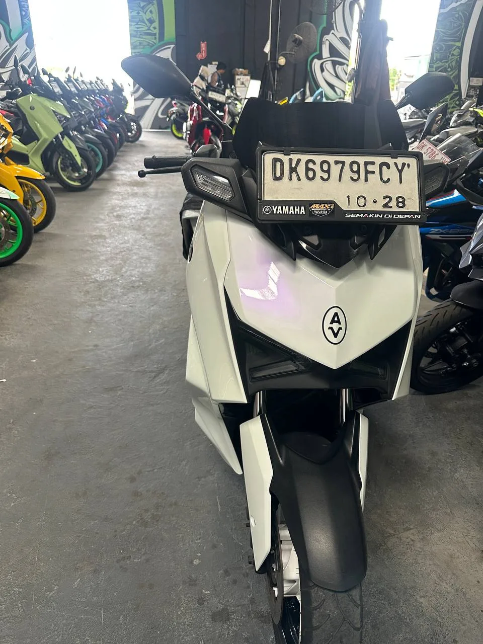 Белый скутер Yamaha XMAX 250cc в аренду на Бали